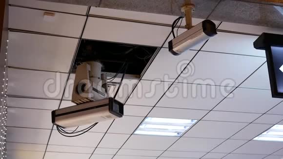 天花板上的监控摄像头视频的预览图