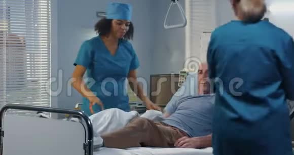 男性病人在医院使用拐杖视频的预览图