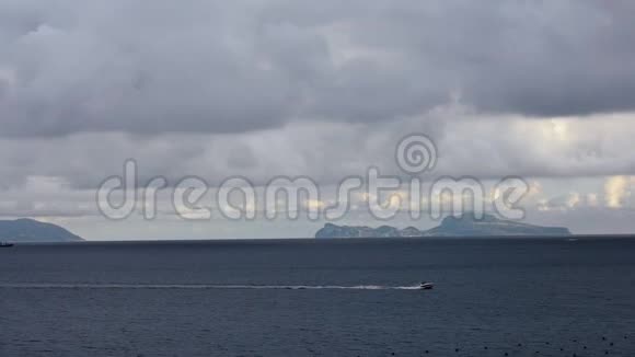 摩托艇和一只海鸥在地中海上飞行卡布里那岛视频的预览图