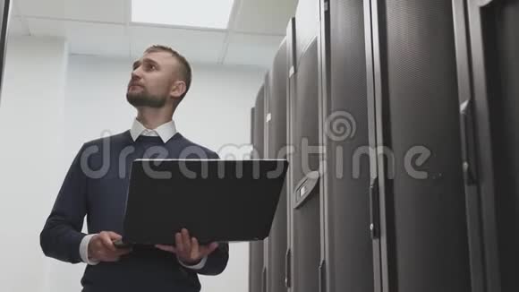 IT工程师控制服务器机房数据中心手提电脑视频的预览图