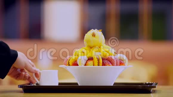 宾苏亚洲冰新鲜夏季甜点与马克龙草莓杏仁和香草冰淇淋用加糖的薏仁编织并倒入视频的预览图