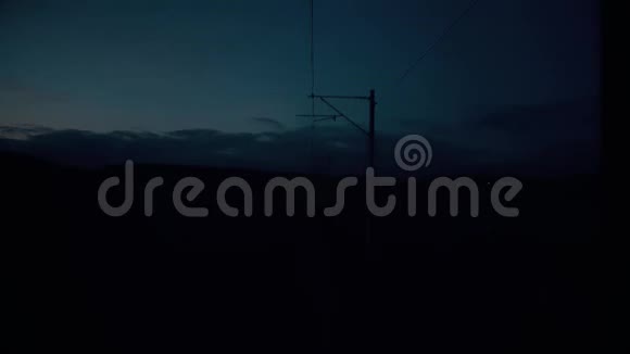 黎明时分从火车后部俯瞰天空视频的预览图