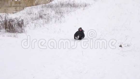 快乐的人骑在白色的雪山上笑圣诞节假期冬季运动会慢动作视频的预览图