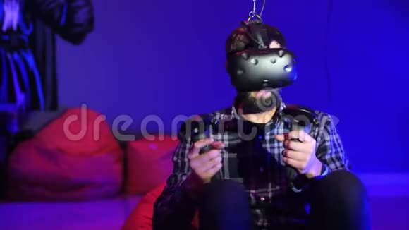 过山车在VR戴vr眼镜的蓄须迷人男子特写肖像视频的预览图