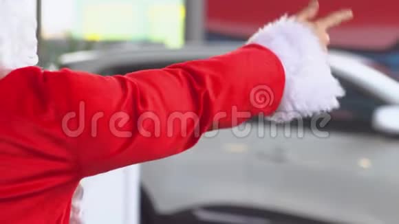 一辆汽车经销商的圣诞老人选择了一辆礼品车视频的预览图