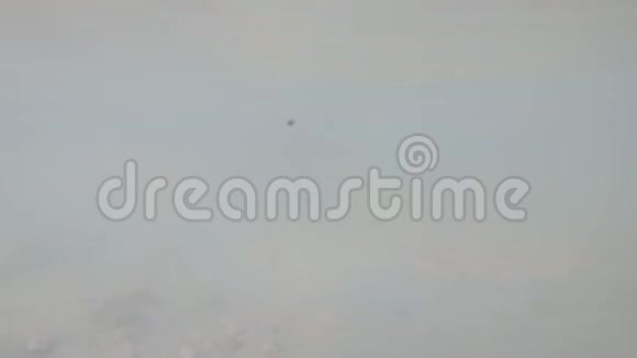 在泥泞的水中气泡搅拌沙子视频的预览图