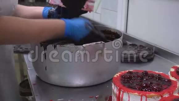 糖果女孩用新鲜的樱桃浆果做蛋糕在蛋糕制作和糖果生产上倒入巧克力视频的预览图