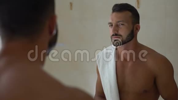 英俊的男性在敏感的皮肤上涂洗后乳液有瘙痒刺激视频的预览图