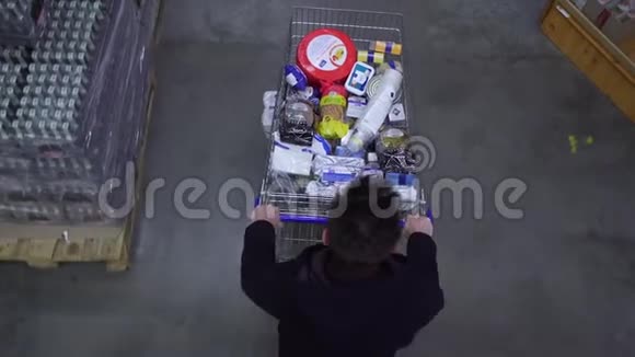 购物者在超市拿着一辆购物车视频的预览图
