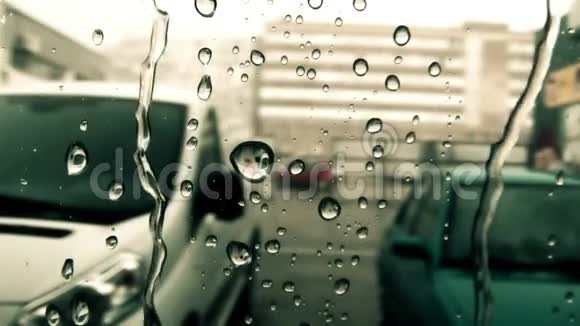 雨水从窗户滴下来分级艺术视频的预览图