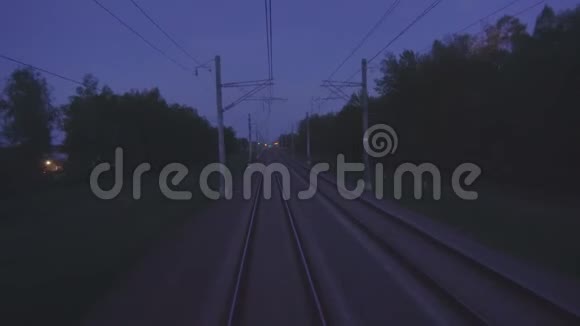 晚上的铁路从火车头的窗户看旅行视频的预览图
