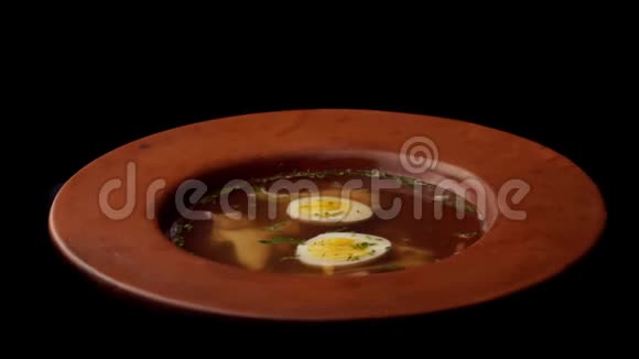 土盘里有鸡蛋的鸡乡村晚餐视频的预览图