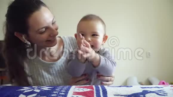 快乐的宝宝和微笑的妈妈拍手视频的预览图