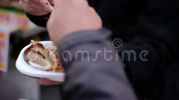 人们在一起购买后享受美味的烤肉视频的预览图