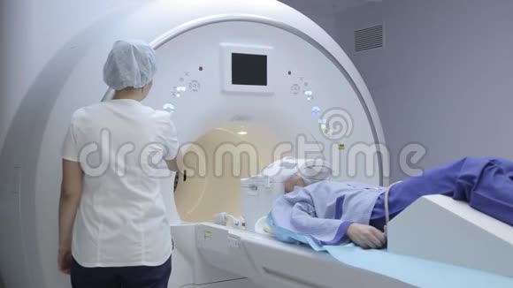医生用X光设备进行病人研究视频的预览图