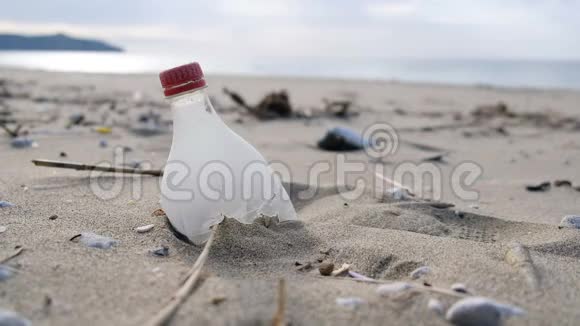 年轻人在海边捡塑料清理生态系统污染的概念视频的预览图