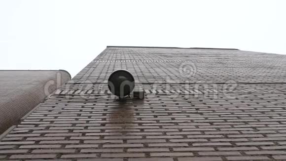 学校大楼上的穹顶监控摄像机记录如下视频的预览图