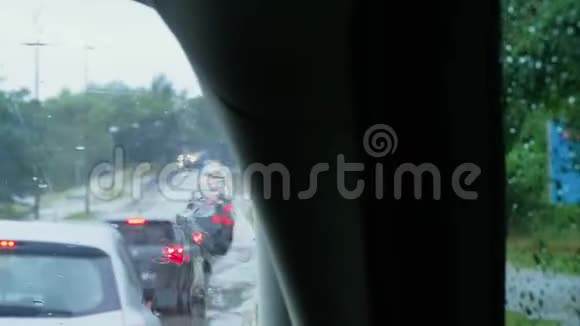 不可辨认的汽车在雨中缓缓行驶交通堵塞视频的预览图