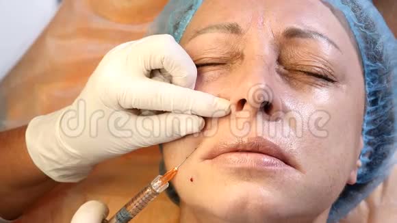 面部美容女客户面部注射特写老年女性患者常春藤美容师医生视频的预览图