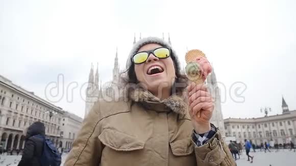 旅行概念意大利米兰的多摩广场上有冰淇淋的年轻快乐女人视频的预览图