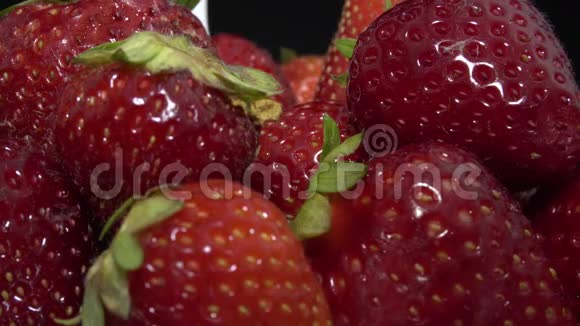 用超级慢动作把酸奶倒入草莓上视频的预览图