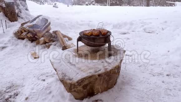 男人在烤架上烤牛排视频的预览图