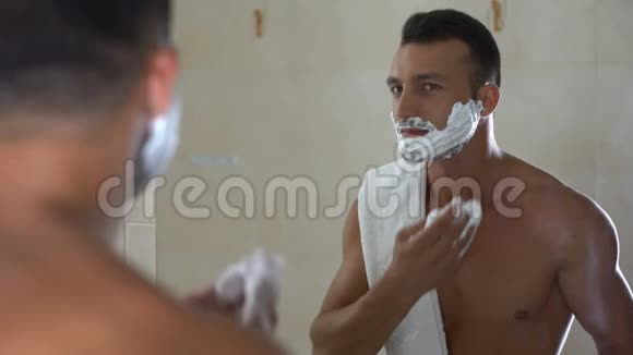 男性刮胡刀刮胡膏涂于面部和胡须修饰视频的预览图