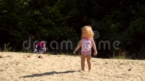 在沙滩上散步的女婴视频的预览图