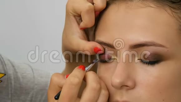 年轻可爱的红发少女在美容院做眼妆视频的预览图