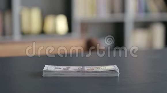 商务办公桌上的收钱视频的预览图