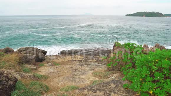 热带岛屿在距离海岸的海峡海浪在岸上拍打休息和旅行视频的预览图