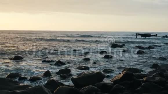 在特内里费的Benijo海滩在美丽的夕阳光下Dran飞过海浪撞击岩石喷洒视频的预览图