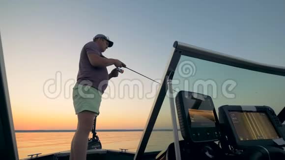 渔夫站在装备齐全的船上钓鱼视频的预览图
