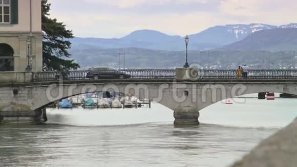 这辆车开过欧洲城市里的小石桥过河视频的预览图