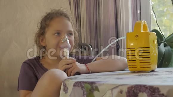 一个生病的小女孩被病毒感染吸入4k视频的预览图