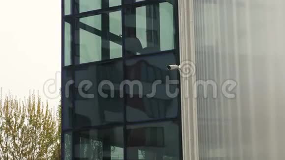 办公楼大窗户附近的小型监控摄像头视频的预览图