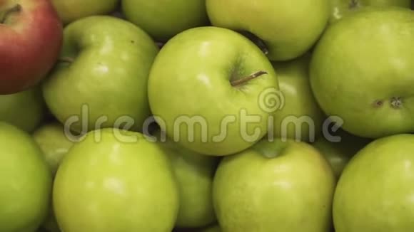 在一家熟食店的超市篮子里一个成熟的红苹果在绿色苹果中特写视频的预览图