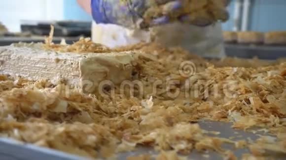 在糖果厂做一个拿破仑蛋糕蛋糕上撒着细碎的面包屑酥油酥视频的预览图