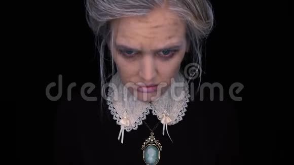一位满脸皱纹的老妇人拿着项链视频的预览图
