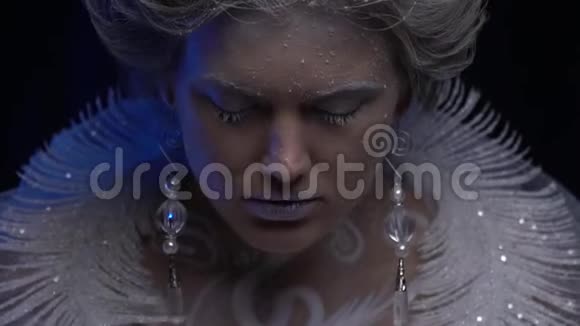 美丽的白雪皇后抬起头视频的预览图