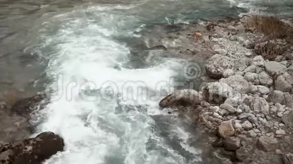 山水一条山河水流湍急石头光滑视频的预览图
