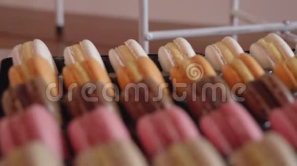 黄色和红色美味和艺术蛋糕FDV视频的预览图