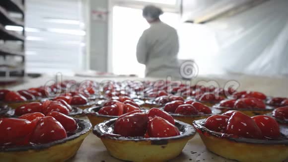 糖果店在糖果厂做糕点重点是蛋糕上的新鲜草莓视频的预览图