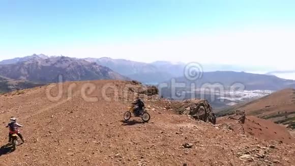 巴塔哥尼亚山脉的Enduro摩托车视频的预览图