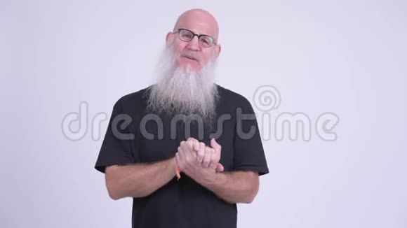 快乐成熟的秃头男人展示着视频的预览图