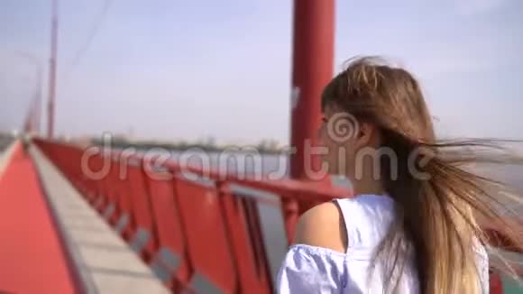 女孩走过桥视频的预览图