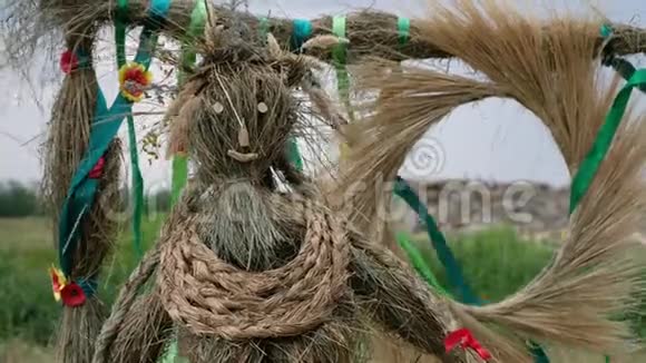 一个稻草人在风中摇动视频的预览图