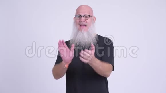 快乐成熟的秃头男人拍手视频的预览图
