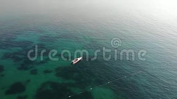 鸟瞰透明蓝海和孤舟视频的预览图