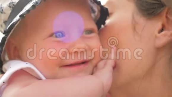 快乐的育儿理念幼儿和妈妈妈妈在女儿耳边低语东西视频的预览图